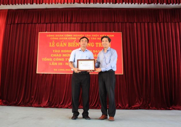 Lãnh đạo Công đoàn Công nghiệp tàu thủy Việt Nam trao quyết định công nhận công trình gắn biển cho Công đoàn Công ty Đóng tàu Hạ Long