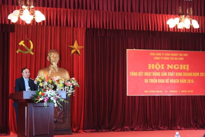 Đ/c Nguyễn Bá Vấn – Phó TGĐ công ty thay mặt ban lãnh đạo trình bày báo cáo tổng kết hoạt động SXKD năm 2015 trước hội nghị.