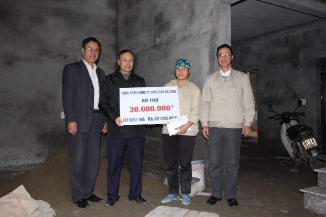 Đ/c Nguyễn Bá Vấn – Chủ tịch Công đoàn Công ty Đóng tàu Hạ Long trao tiền hỗ trợ cho gia đình đ/c Đặng Thị Hường
