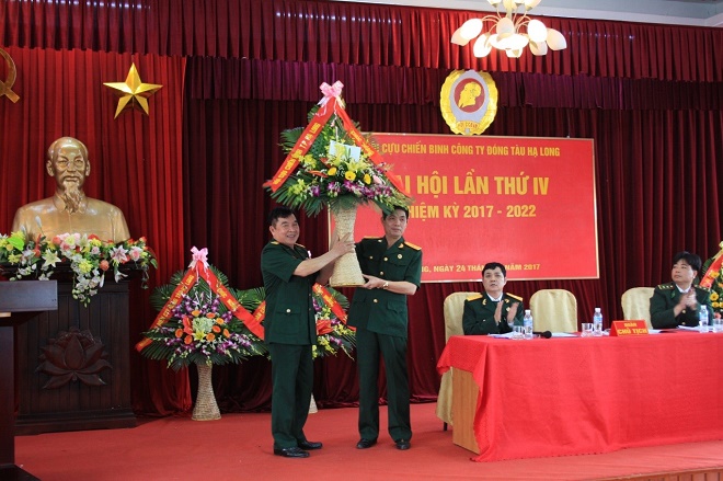 Mr. Nguyen Quang Luan - Chairman of Ha Long City veteran association Giving  flowers to congress