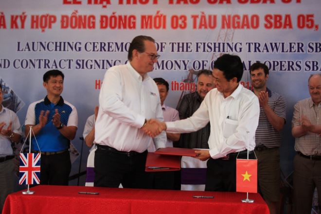 Halong shipbuilding company and SBA’s representative witnessed the contract signing ceremony of 03 scallopers