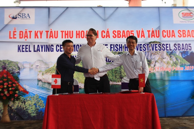 Đại diện các bên ký kết biên bản đặt ky tàu thu hoạch cá – SBA05