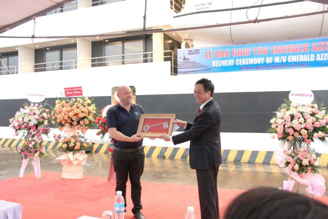 Tổng Giám đốc công ty trao chìa khóa tượng trưng  cho thuyền trưởng tàu “Emerald Azzura”