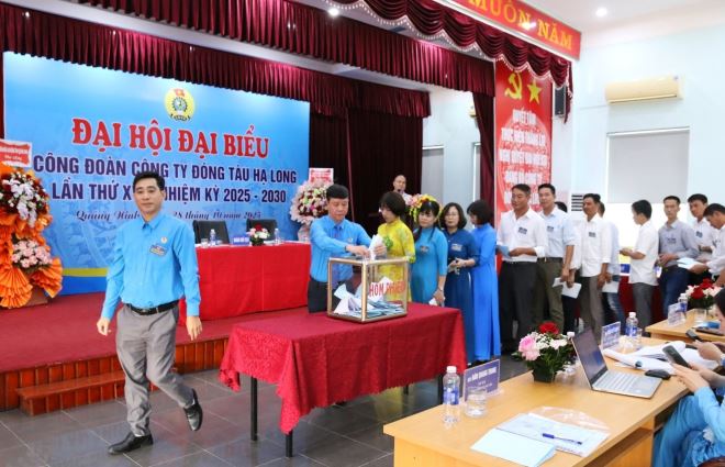 Đại biểu bỏ phiếu bầu cử