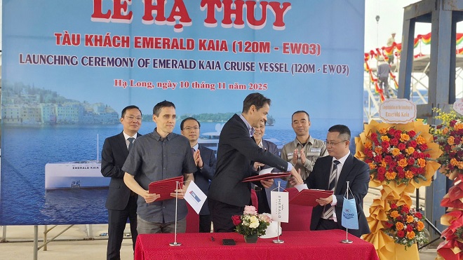 Leaders of the Corporation, Ha Long Shipbuilding Company, and the Registry witnessed the launching minutes signing ceremony.