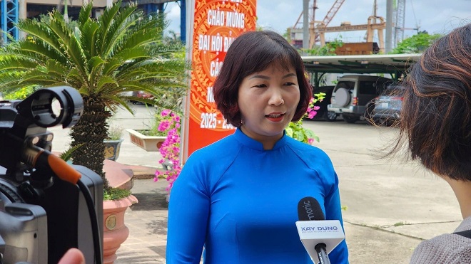 Chị Nguyễn Thị Diệp-  nhân viên tiếp liệu phân xưởng trang trí- Trưởng ban nữ công p/x-UVBCH công đoàn cty chia sẻ với phóng viên báo Xây dựng về công việc và cuộc sống