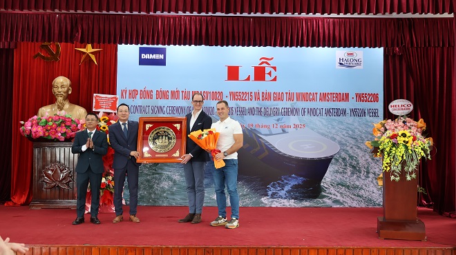 Lãnh đạo công ty Đóng tàu Hạ Long trao quà lưu niệm cho đại diện chủ tàu và thuyền trưởng tàu Windcat Amsterdam