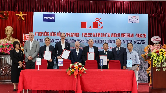 Các bên liên quan ký biên bản bàn giao tàu Windcat Amsterdam
