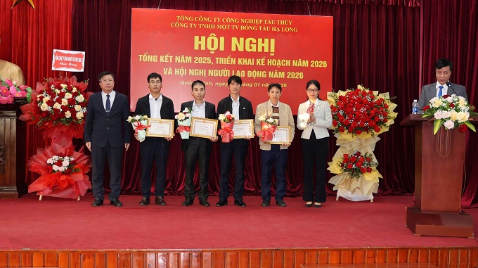 Các đồng chí Phạm Hoài Chung - Bí thư Đảng ủy, Chủ tịch Hội đồng thành viên; Phạm Thị Mai Hiên - PTGĐ TCty trao giấy khen cho các cá nhân có thành tích xuất sắc năm 2025 của Công ty đóng tàu Hạ Long