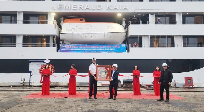 Tổng giám đốc công ty Nguyễn Văn Mạnh trao quà lưu niệm của công ty cho thuyền trưởng con tàu.