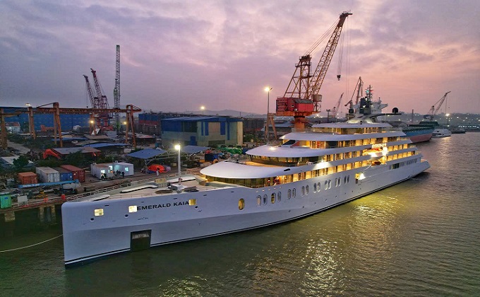 Con tàu tại càu tàu công ty trước giờ khởi hành.