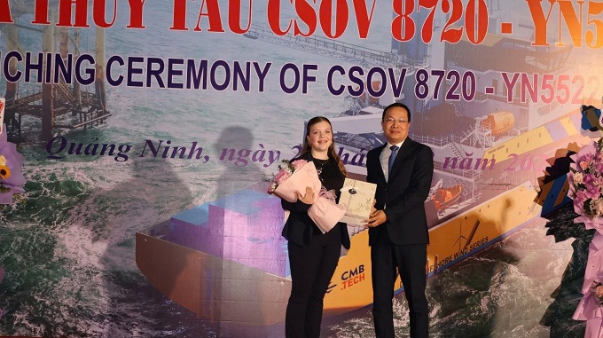 Đồng chí Đàm Quang Trung - Chủ tịch Công ty đóng tàu Hạ Long tặng hoa và quà lưu niệm cho mẹ đỡ đầu tàu CSOV 8720 – YN552208