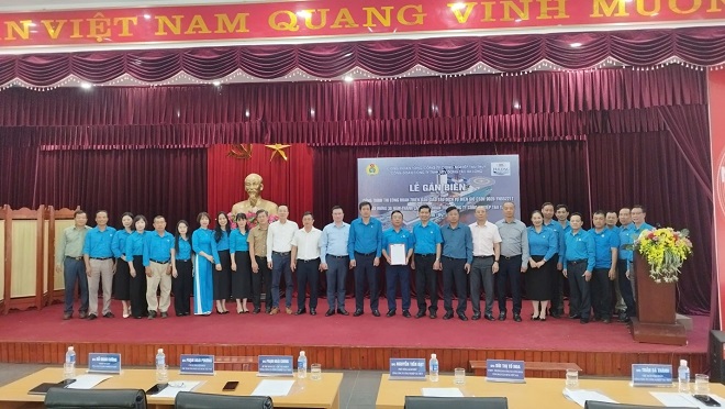 Chụp ảnh kỷ niệm sau khi trao Quyết định gắn biển 